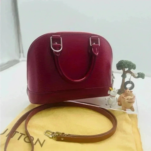Louis Vuitton's Epi Alma BB in striking fuchsia, featuring silver-tone hardware - Picture 4 of 6